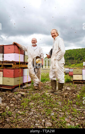 Portrait d'apiculteurs en conteneurs dans farm Banque D'Images