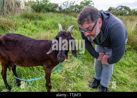 L'homme avec l'animal chèvre, comté de Kerry, Irlande Banque D'Images