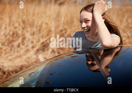 Happy woman tout en s'appuyant sur location Banque D'Images