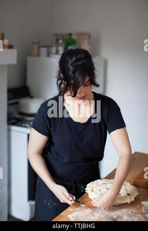 Femme préparant à la maison pie Banque D'Images