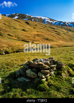 Voir SW de Tigh nam Bodach ("Old Man's House') dans une région éloignée au NW de Glen Loch Lyon, Perthshire, Écosse, Royaume-Uni : un enclos 'shrine' contenant des pierres de rivière Banque D'Images