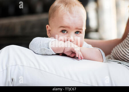 Portrait of cute fils s'appuyant sur la mère à la maison Banque D'Images