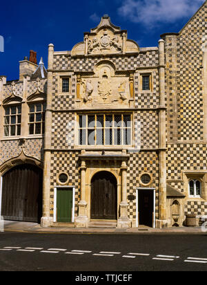 Porche d'entrée de la Holy Trinity Guildhall, King's Lynn, Norfolk, UK, reconstruit en 1422 avec des travaux de chequer pierre et flint knapped flushwork. Banque D'Images