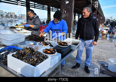 BARI, ITALIE - Le 9 février 2019. Les gens le travail et la préparation des oursins au marché de poisson de Bari sur la côte de la mer Adriatique, la région des Pouilles, dans le sud de l'Ita Banque D'Images