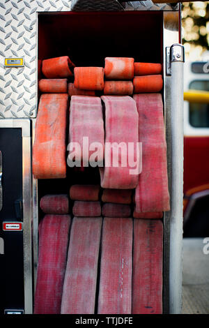 Close-up de tuyaux d'eau dans la région de fire engine Banque D'Images