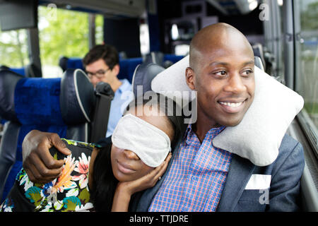 Couple relaxing in bus Banque D'Images