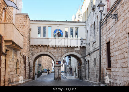 BARI, ITALIE - Le 9 février 2019. Arch et de l'architecture de la vieille ville de Bari, Pouilles, Italie du Sud. Banque D'Images