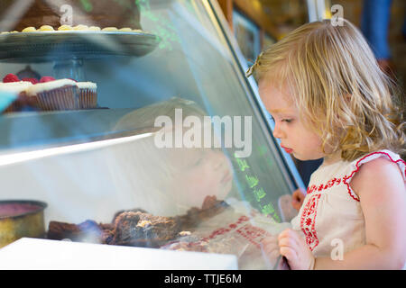 Baby Girl sweet food conservés à afficher dans le magasin Banque D'Images