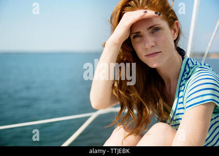 Happy man leaning on rope en se tenant sur le yacht deck Banque D'Images