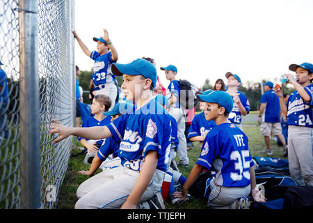 Les joueurs à la recherche de clôture par domaine against sky Banque D'Images