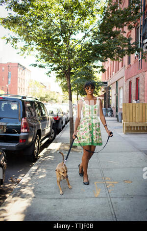 Femme avec chien marche sur sentier Banque D'Images