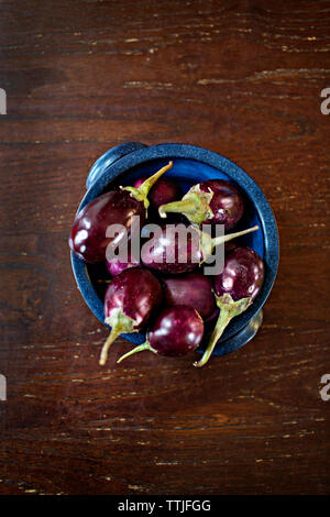 Vue de dessus de l'aubergine dans un bol sur la table Banque D'Images