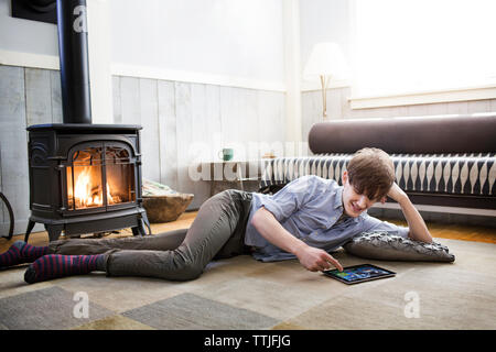 Man using tablet computer on à la maison Banque D'Images