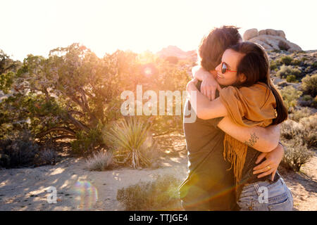 Couple contre ciel clair aux beaux jours Banque D'Images