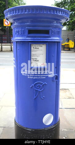 Un 'bleu' cricket postbox dans Albert Square, Manchester, Royaume-Uni. Royal Mail a peint certaines boîtes aux lettres bleu en Angleterre et au Pays de Galles à l'occasion de la Coupe du Monde de Cricket. 10 boîtes aux lettres à proximité de lieux d'accueil ont été repeints. Les boîtes aux lettres célébrer divers célèbre Cricket. Celui-ci dispose de la légende de l'Inde Sachin Tendulkar, qui marque son premier siècle d'essai à Manchester, 17 ans. Manchester accueillera 6 matches de la Coupe du monde, plus que toute autre ville. Banque D'Images