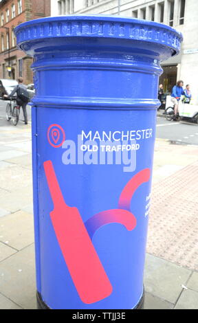 Un 'bleu' cricket postbox dans Albert Square, Manchester, Royaume-Uni. Royal Mail a peint certaines boîtes aux lettres bleu en Angleterre et au Pays de Galles à l'occasion de la Coupe du Monde de Cricket. 10 boîtes aux lettres à proximité de lieux d'accueil ont été repeints. Les boîtes aux lettres célébrer divers célèbre Cricket. Celui-ci dispose de la légende de l'Inde Sachin Tendulkar, qui marque son premier siècle d'essai à Manchester, 17 ans. Manchester accueillera 6 matches de la Coupe du monde, plus que toute autre ville. Banque D'Images