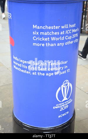 Un 'bleu' cricket postbox dans Albert Square, Manchester, Royaume-Uni. Royal Mail a peint certaines boîtes aux lettres bleu en Angleterre et au Pays de Galles à l'occasion de la Coupe du Monde de Cricket. 10 boîtes aux lettres à proximité de lieux d'accueil ont été repeints. Les boîtes aux lettres célébrer divers célèbre Cricket. Celui-ci dispose de la légende de l'Inde Sachin Tendulkar, qui marque son premier siècle d'essai à Manchester, 17 ans. Manchester accueillera 6 matches de la Coupe du monde, plus que toute autre ville. Banque D'Images