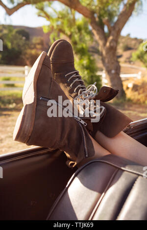 La section basse de woman in car Banque D'Images