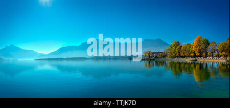 Le lac de Mondsee, Autriche dans la brume matinale. Banque D'Images