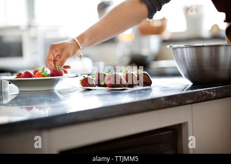 Portrait of woman holding strawberries Banque D'Images