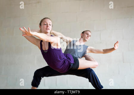 Danseurs de Ballet pratiquer contre mur en studio Banque D'Images