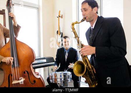 La pratique de musiciens en studio Banque D'Images