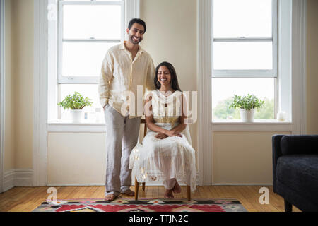 Portrait of smiling couple at home Banque D'Images