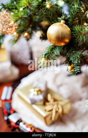 Close-up of golden bauble on Christmas Tree Banque D'Images