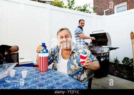 Portrait d'amis in backyard Banque D'Images