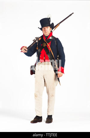 Portrait d'homme en costume standing against white background Banque D'Images