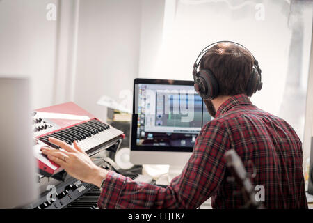 Man piano à la maison Banque D'Images