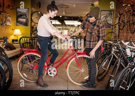 Man sitting on client location en atelier Banque D'Images