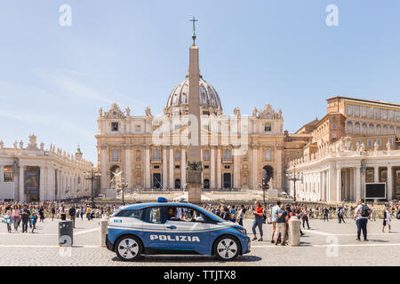 VATICAN - avril 27, 2019 : voiture de police à la place Saint Pierre, de la Piazza di San Pietro, pour la sécurité de la population. Banque D'Images