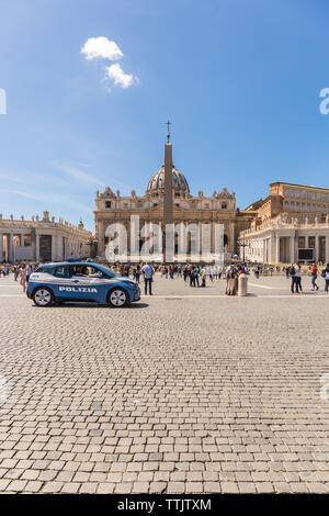 VATICAN - avril 27, 2019 : voiture de police à la place Saint Pierre, de la Piazza di San Pietro, pour la sécurité de la population. Banque D'Images