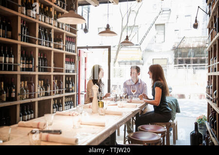 les gens d'affaires parlent tout en étant assis dans le restaurant Banque D'Images