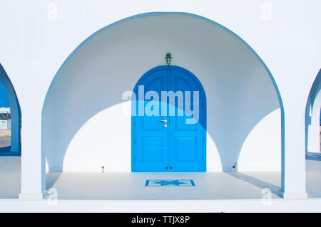 Détails de Ayia Thekla chapelle blanche avec portes en voûte et les colonnes bleu près de Agia Napa, Chypre. Journée chaude à l'automne Banque D'Images