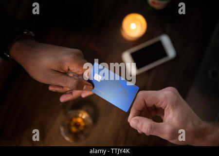 La main de carte de crédit pour barman bar Banque D'Images