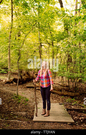 Jusqu'à la femme alors qu'il se trouvait sur la passerelle en forêt Banque D'Images