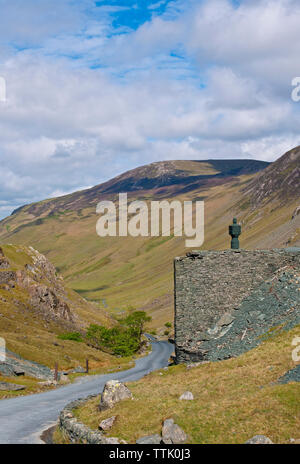 En regardant la mine d'ardoise à Honister Pass jusqu'au parc national de Gatesgarthdale Valley Lake District Cumbria England Royaume-Uni GB Grande-Bretagne Banque D'Images