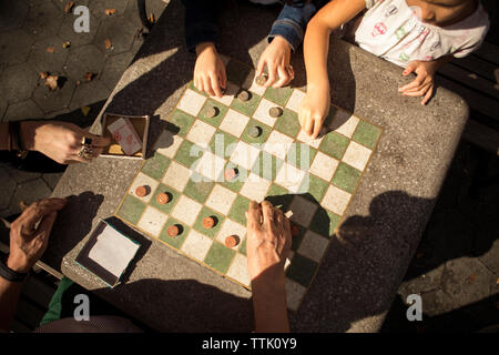 Vue de dessus pour jouer aux dames jeu avec grand-père à table dans park Banque D'Images