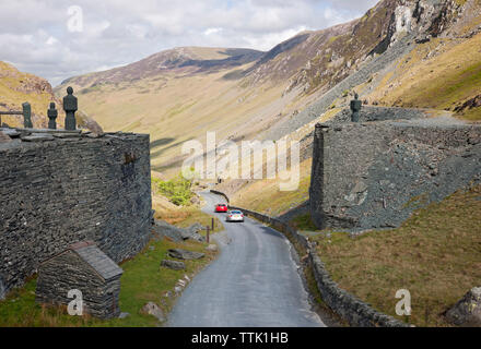 En regardant Honister Pass de la mine d'ardoise au parc national de Gatesgarthdale Valley Lake District Cumbria England Royaume-Uni Grande-Bretagne Banque D'Images