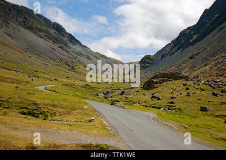 Jusqu'à la vallée de Gatesgarthdale Honister Pass Parc National de Lake District Cumbria England UK Royaume-Uni GB Grande Bretagne Banque D'Images