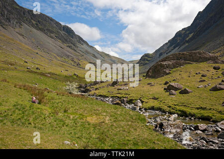 Jusqu'à la vallée de Gatesgarthdale Honister Pass Parc National de Lake District Cumbria England UK Royaume-Uni GB Grande Bretagne Banque D'Images