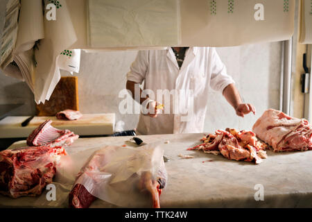 Au milieu de la viande à hacher butcher shop en vente libre Banque D'Images