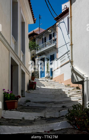 Une rue de la ville de Skopelos. Banque D'Images