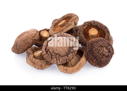 Champignons Shiitake sec isolé sur fond blanc Banque D'Images