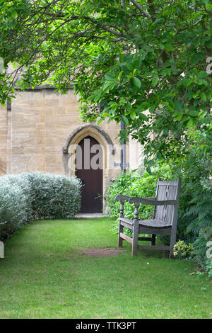 Beau vert anglais paisible parc bien entretenu avec un banc Banque D'Images