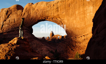 Homme debout sur rock formation à Arches National Park Banque D'Images