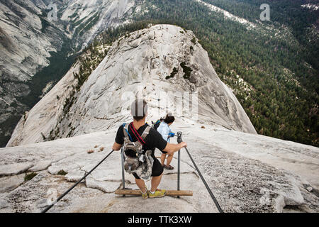 Les randonneurs en descente de rock formation à Yosemite National Park Banque D'Images