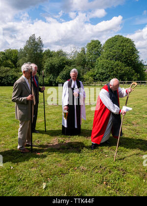 Ce service est très rarement effectuée comme peu d'extensions de cimetière sont en cours de construction. L'Évêque accompagné par le vicaire le révérend docteur Robert Beaken et deux marguilliers promenades autour de la parcelle de faire le signe de croix avec son personnel et la bénédiction du sol à chaque coin Banque D'Images